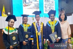 Empat mahasiswa Papua peserta program "ADik" lulus dari ULM