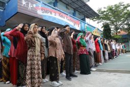 Siswa di Kediri pakai busana tradisional peringati Hardiknas