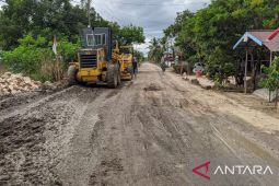 Pemprov Kalsel mulai perbaiki jalan di Desa Mantimin