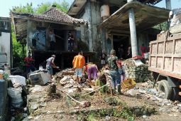 Polisi bersama warga kerja bakti bersihkan rumah mewah dokter Wayan