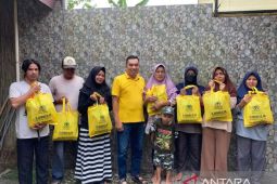 Anggota DPRD Pangkalpinang bagikan 500 paket sembako kepada masyarakat
