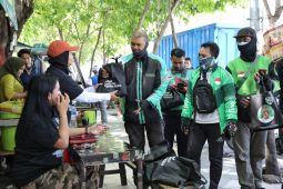 Relawan Ganjar berbagi ceria dengan pengojek daring