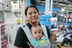 Warga Seputih Banyak menangis haru usai foto dengan Presiden Jokowi