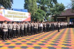 817 polisi RW dilatih jaga keamanan di Tasikmalaya