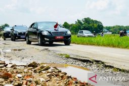 Mobil Presiden lintasi jalan berkubang di Terusan Ryacudu Lampung