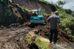 PUTR Cianjur turunkan alat berat untuk buka jalan Cugenang tertutup longsor