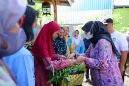 Bupati Ipuk ajak ASN Banyuwangi belanja di pasar rakyat dan UMKM