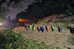 Sembilan perjalanan kereta api terganggu akibat longsor  yang terjadi di Purwakarta