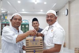 DPP IKANAS salurkan bantuan 5 ton kurma dan ribuan kain sarung