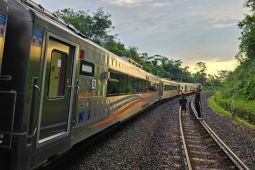 Dua KA tujuan Bandung-Semarang terlambat akibat longsor di Purwakarta