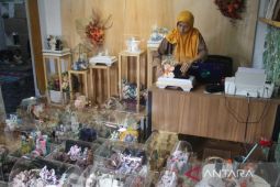 Perajin seserahan pernikahan di Cirebon panen order