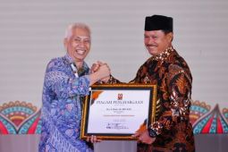 Wali Kota Maidi terima penghargaan dari PII Jatim