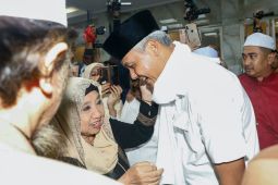 Ganjar Pranowo dapat hadiah serban putih dari Nyai Ainur Surabaya