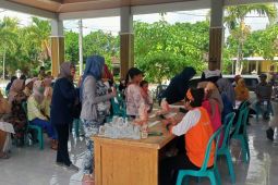 Ribuan keluarga rawan stunting  di Banyuwangi terima bansos telur-ayam