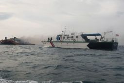 Kemenhub kerahkan kapal patroli evakuasi KMP Royce terbakar