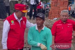 Bupati Cianjur minta warga rumahnya yang belum terdata kerusakannya lapor ke desa