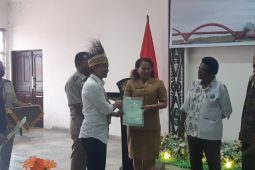 Wamen ATR serahkan sertifikat rumah ibadah di Jayapura