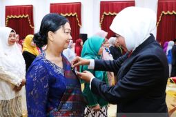 Gubernur Khofifah sematkan Satyalancana Karya Satya kepada 750 guru