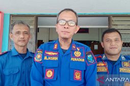 Seorang pekerja saat mencat bangunan tersengat listrik