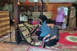 UMKM Lampung bangga karena kain tapis  mendunia