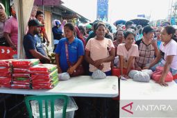 Warga Kota Ambon  antre membeli beras di pasar murah