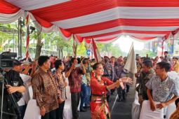 Kedatangan kirab Pemilu 2024 di Surabaya disambut kesenian Madura dan Ponorogo