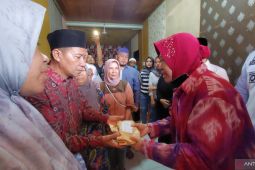 Mensos salurkan bantuan Presiden ke keluarga korban meninggal akibat hujan badai di Bengkulu