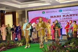PKK Kalbar antusias meriahkan peragaan busana Hari Kartini 2023