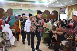 Bupati Sidoarjo ingatkan calon haji berusia lanjut jaga kesehatan