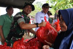 TNI gelar pasar murah saat pembukaan TMMD ke 166 di Kapuas Hulu