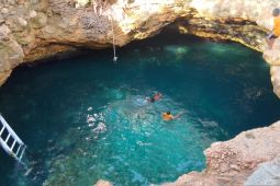 Menikmati eksotisme Pusentasi, sumur raksasa alami di Sulawesi Tengah