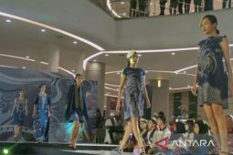 Ratusan perajin kembangkan batik khas Karawang