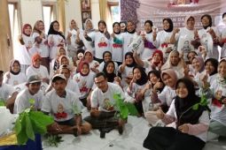 OMG edukasi pemeliharaan sekaligus bagikan bibit kopi rubusta di Lahat