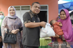 Wabup Gorontalo berikan bantuan anak asuh tengkes