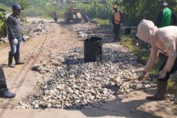 Masih sekitar 100 kilometer jalan di Purwakarta kondisinya rusak