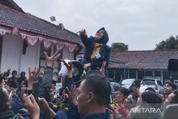 Bawaslu sayangkan bacaleg euforia sawer uang di Kantor KPU Garut