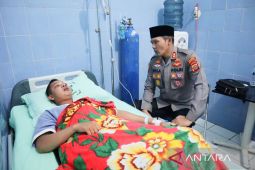 Kapolres Madina jenguk anggota polisi korban lemparan batu saat mengamankan massa