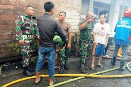 PMK Korem 091/ASN  bantu padamkan kebakaran di Samarinda
