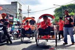 Pawai becak dan konser mini warnai pendaftaran bacaleg ke KPU Jember