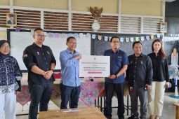 Pasar modal peduli bantu galeri edukasi SMA Kapuas Pontianak Kalbar