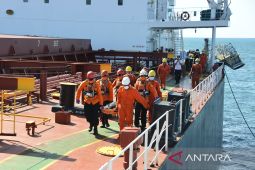 FOTO - Evakuasi jenazah kru kapal kargo di Selat Benggala