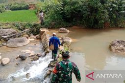 Babinsa Bayah tinjau sumber titik mata air di Cibeber