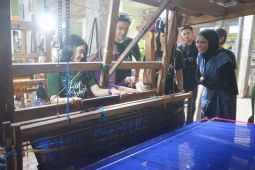 Produser film "Hati Suhita" Chand Parwez tertarik tenun ikat Kediri