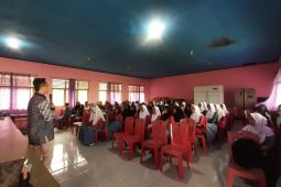 PLN UP3 Ambon edukasi kelistrikan dan kenalkan PLN Mobile kepada siswa