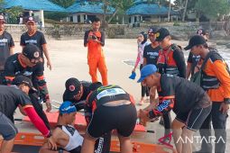 Sembilan atlet Sungailiat Triathlon alami kram saat berenang