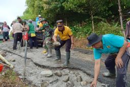Warga pesisir Trenggalek gotong-royong  perbaiki jalan rusak