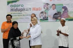 Adaro bagikan paket sembako ke warga prasejahtera