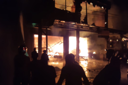 Deretan ruko bengkel motor di Balai Karangan habis terbakar