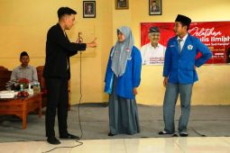 Pelajar SMK di Gresik dilatih cara menulis di media massa