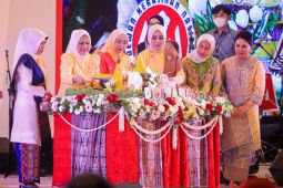Ibu Negara Iriana memotong nasi tumpeng peringati HUT Dekranas ke-43
